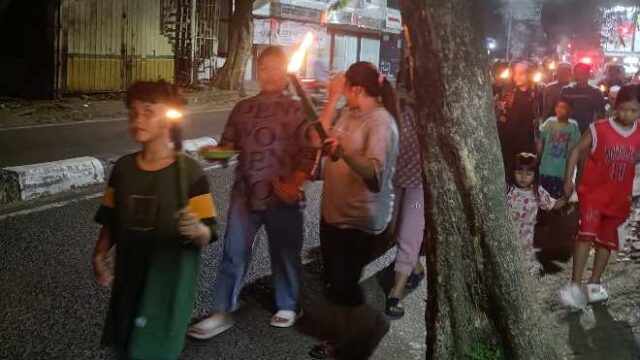 Warga Pekapuran Gelar Tolak Bala, Keliling Kota Bawa Obor Usai Penampakan ‘Hantu Api’