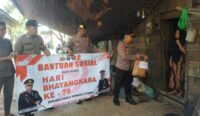 Kapolsek Banjang AKP Robby Ansharie Bahasuan (dua dari Kanan) menyerahkan bantuan 25 sak semen kepada pengurus Majelis Ta’lim Ahlulkisa dan bantuan sosial ke warga Desa Banjang, Kabupaten Hulu Sungai Utara, dalam rangka Hari Bhayangkara ke-79, Kamis (26/6/2025). (foto: humas/polsekbanjang)