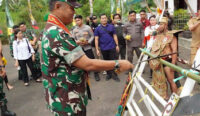 Disambut Adat Dayak, Wakasad TNI Kunjungi Murung Raya Tinjau Lahan Latihan Tempur