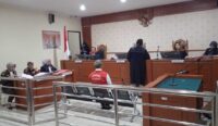 Haryono saat mendengarkan JPU membacakan dakwaan untuknya pada sidang perdana di PN Banjarmasin (Foto Istimewa)