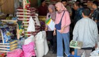 Petugas Satgas Pengendali Harga Beras Provinsi Kalsel saat melakukan pengecekan harga di salah satu pasar tradisional di Banjarmasin. (foto: Istimewa)