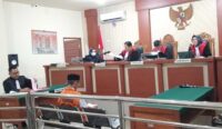 Amrozi alias Raji tertunduk lesu saat menjalani sidang perdana di Pengadilan Negeri Banjarmasin, Senin (27/10/2025) (Foto Istimewa)