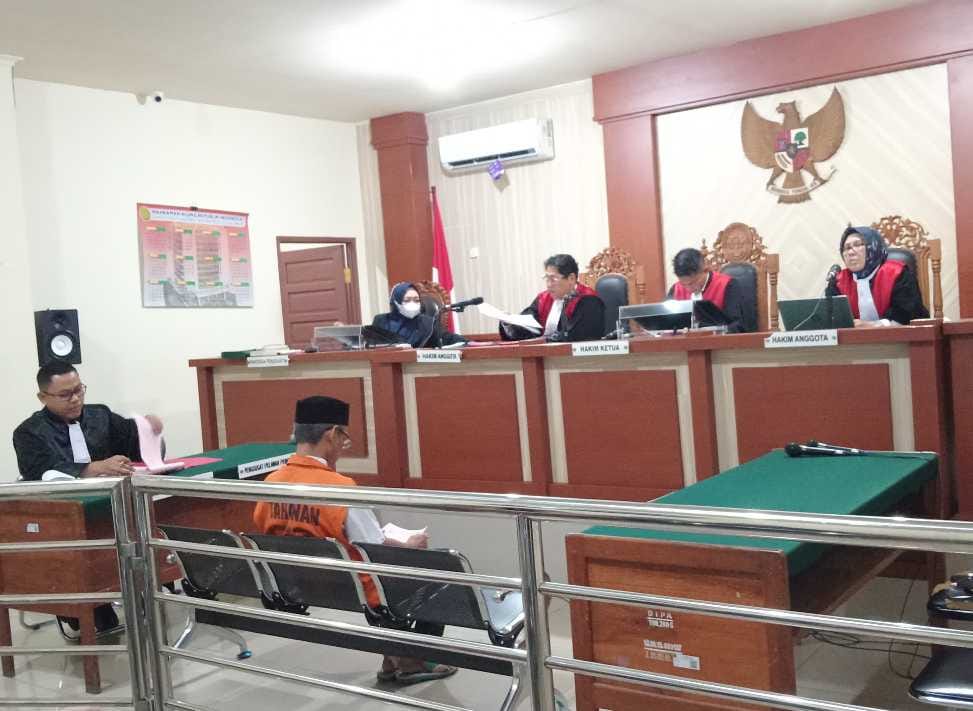 Amrozi alias Raji tertunduk lesu saat menjalani sidang perdana di Pengadilan Negeri Banjarmasin, Senin (27/10/2025) (Foto Istimewa)