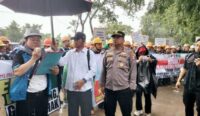 Sejumlah Pekerja Tenaga Kerja Bongkar Muat (TKBM) menggelar aksi unjuk rasa di depan Kantor KSOP Kelas I Banjarmasin, (foto: istimewa)
