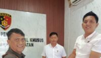 LSM KCW MELAPOR – LSM Kalimantan Corruption Watch (KCW) saat menyerahkan berkas laporan kepada penyidik Polda Kalimantan Selatan di Banjarmasin. (Foto: Istimewa)