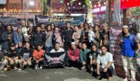 Ketua Komunitas Pecinta Musik Rock Melayu (KPMRM) Husnun Nashar dan Owner Pondok Bahari Rima Melati bersama anggota saat menggelar buka puasa bersama di Warung Pondok Bahari kawasan Taher Square, Jalan Pierre Tendean, Banjarmasin, Minggu (8/3/2026/)( Foto Istimewa)