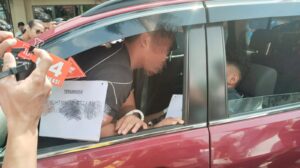 PELAKU PEMBUNUHAN - MS saat melakukan reka adegan ketika membunuh mahasiswi ULM di mobilnya. (Doc/brt)