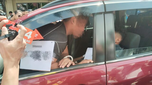 PELAKU PEMBUNUHAN - MS saat melakukan reka adegan ketika membunuh mahasiswi ULM di mobilnya. (Doc/brt)