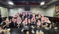 Foto bersama pengurus dan anggota Forum Jurnalis Perempuan Indonesia Kalimantan Selatan usai rangkaian kegiatan FJPI Kalsel Berbagi Ramadan 1447 Hijriah yang diisi dengan pembagian takjil, penyaluran paket Lebaran, khataman Al-Qur’an, dan buka puasa bersama di Banjarmasin (Istimewa)