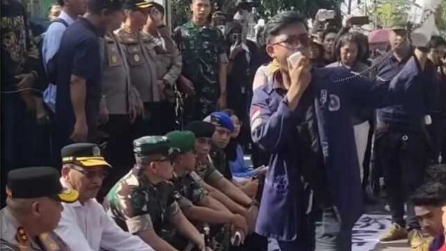 Ketua DPRD Kalimantan Selatan, DR (H.C) H. Supian HK, S.H., M.H. ,Kapolda Kalsel DR Irjen Pol Rosyantoyudha Hermawan dan Danrem 101 Antasari Brigjen TNI Ilham Yunus, M.Sc., S.Sos ikut turun ke jalan memantau aksi demo (Foto Istimewa)