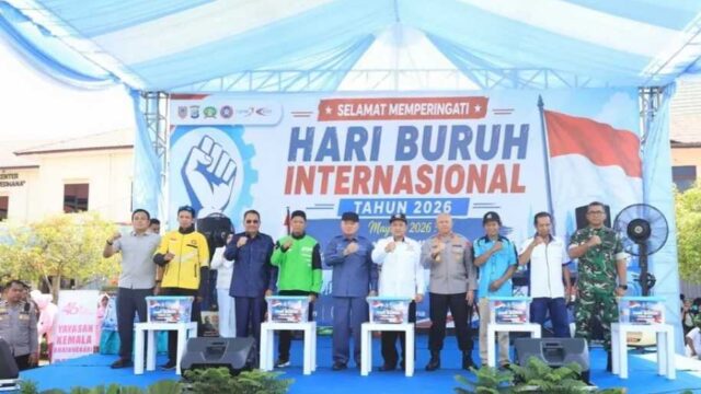 HARI BURUH  - Gubernur Kalsel H Muhidin, Kapolda Kalsel Irjen Pol Rosyanto Yudha Hermawan, Pasi Ops Korem 101/Antasari dan Ketua DPD KSPSI Kalsel H Sadin Sasau serta perwakilan buruh dan ojek online  Rabu (29/4/2026) pagi. (foto: Istimewa)
