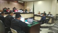 Kadisdik HSU Rahman Hariadi saat memberikan kesaksian dalam sidang perkara dugaan suap, pemerasan dan gratifikasi dengan terdakwa mantan Kajari HSU Albertinus Parlinggoman Napitupulu di Pengadilan Tipikor Banjarmasin, Kamis (21/5/2026). (foto:istimewa)