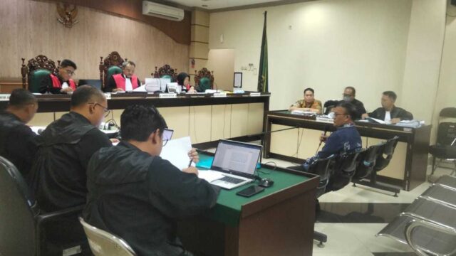 Kadisdik HSU Rahman Hariadi saat memberikan kesaksian dalam sidang perkara dugaan suap, pemerasan dan gratifikasi dengan terdakwa mantan Kajari HSU Albertinus Parlinggoman Napitupulu di Pengadilan Tipikor Banjarmasin, Kamis (21/5/2026). (foto:istimewa)
