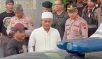 DIAMANKAN POLISI – Abdul Khalim Fadlun, pimpinan Padepokan Padang Ati di Pekalongan, saat diamankan aparat kepolisian usai ditetapkan sebagai tersangka dugaan pelecehan seksual terhadap santriwati, bertepatan pada Hari Raya Idul Adha, Rabu (27/5/2026). (foto:istimewa)