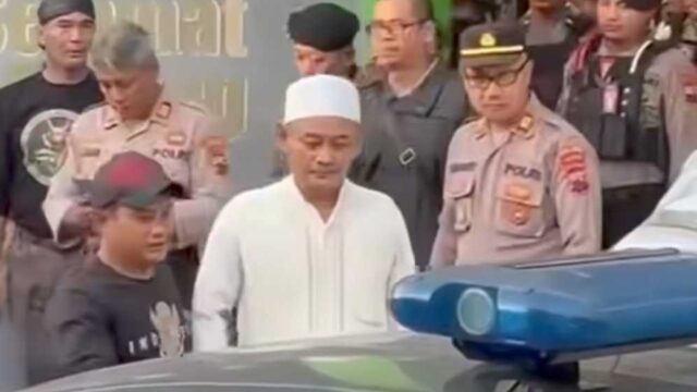 DIAMANKAN POLISI – Abdul Khalim Fadlun, pimpinan Padepokan Padang Ati di Pekalongan, saat diamankan aparat kepolisian usai ditetapkan sebagai tersangka dugaan pelecehan seksual terhadap santriwati, bertepatan pada Hari Raya Idul Adha, Rabu (27/5/2026). (foto:istimewa)