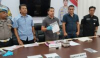 GELAR PENCABULAN - Kasat Reskrim Kompol Eru Alsepa saat memperlihatkan barang bukti kasus pencabulan oleh pelatih silat di kawasan Banjarmasin Timur, Selasa (5/5/2026). (foto:ist)