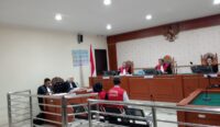 JPU Masrita saat membacakan nota tuntutan terhadap terdakwa Dewi dan anak kandungnya, Muhammad Dimas Pangestu, dalam sidang perkara narkotika di Pengadilan Negeri Banjarmasin. (foto: Filarianti)