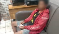 PEMALAK DIAMANKAN - Karena memalak di kawasan Jalan Kayutangi, ES diamankan oleh anggota Polsek Banjarmasin Utara, Minggu (17/5/2026).(foto:istimewa)