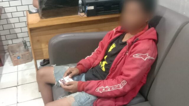 PEMALAK DIAMANKAN - Karena memalak di kawasan Jalan Kayutangi, ES diamankan oleh anggota Polsek Banjarmasin Utara, Minggu (17/5/2026).(foto:istimewa)