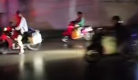KOCAR KACIR : Para pelansir BBM kocar kalcir saat Tim Macan Kalsel menggerebek sebuah SPBU di Kota Banjarmasin, Minggu (14/6/2026) malam. (foto: istimewa)