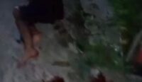 LUKA PARAH – Korban penganiayaan yang sempat dikira meninggal dunia ditemukan warga di kawasan Jahri Saleh, Banjarmasin Utara, Minggu (7/6/2026) pagi. Polisi kini masih memburu pelaku yang diduga menusuk korban usai cekcok terkait peminjaman sepeda motor. (foto: istimewa)