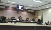 memberikan kesaksiannya di hadapan majelis hakim Pengadilan Tipikor Banjarmasin. (Foto: Istimewa)