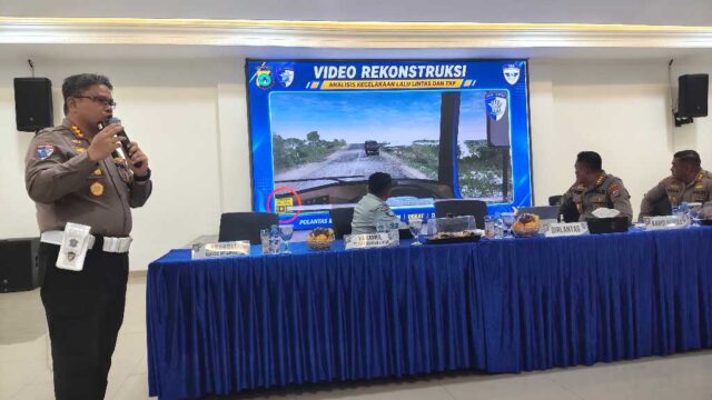Direktur Lalu Lintas Polda Kalsel Kombes Pol Dr Fahri Siregar saat memaparkan hasil analisis kecelakaan maut di Mantewe melalui rekonstruksi kecelakaan berbasis PC-Crash, Jumat (14/8/2026). (foto: Merry)