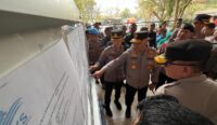 DAFTAR NAMA – Kapolda Kalimantan Selatan Irjen Pol Rosyanto Yudha Hermawan didampingi Kapolresta Banjarmasin Kombes Pol Riza Muttaqin dan Kapolsek KPL AKP M Abdul Rauf di Pelabuhan Trisakti Banjarmasin, Senin (14/9/2026) sore. (foto:istimewa)