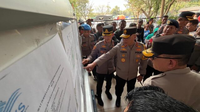 DAFTAR NAMA – Kapolda Kalimantan Selatan Irjen Pol Rosyanto Yudha Hermawan didampingi Kapolresta Banjarmasin Kombes Pol Riza Muttaqin dan Kapolsek KPL AKP M Abdul Rauf di Pelabuhan Trisakti Banjarmasin, Senin (14/9/2026) sore. (foto:istimewa)