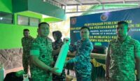 PERKUAT PENANGANAN KARHUTLA – Kasrem 101/Antasari Kolonel Inf Roy Fakhrul Rozi menyerahkan bantuan APD dari Kementerian Pertahanan RI untuk mendukung personel TNI dan relawan dalam penanganan karhutla di Kalsel, Jumat (25/9/2026). (foto:istimewa/penrem 101/ Ant)
