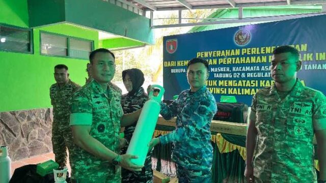 PERKUAT PENANGANAN KARHUTLA – Kasrem 101/Antasari Kolonel Inf Roy Fakhrul Rozi menyerahkan bantuan APD dari Kementerian Pertahanan RI untuk mendukung personel TNI dan relawan dalam penanganan karhutla di Kalsel, Jumat (25/9/2026). (foto:istimewa/penrem 101/ Ant)