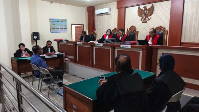 Ketua RT 37 Jalan Jahri Saleh, Kelurahan Surgi Mufti, Banjarmasin Utara, M. Fajar saat menjadi saksi perkara penganiayaan dengan terdakwa Wahyu Suhendro (Foto Merry)