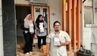 Petugas PNM Cabang Banjarmasin Timur menyiapkan paket bantuan masker untuk warga terdampak kabut asap karhutla. PNM secara nasional menyalurkan ribuan paket bantuan kesehatan di wilayah terdampak karhutla. (Foto: Ist/ PNM)