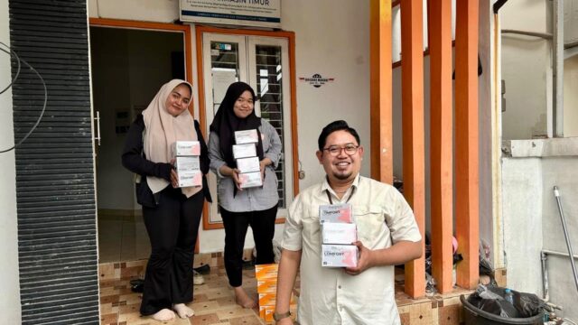 Petugas PNM Cabang Banjarmasin Timur menyiapkan paket bantuan masker untuk warga terdampak kabut asap karhutla. PNM secara nasional menyalurkan ribuan paket bantuan kesehatan di wilayah terdampak karhutla. (Foto: Ist/ PNM)